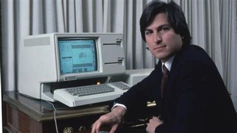 M­a­r­k­ ­S­u­l­l­i­v­a­n­,­ ­S­t­e­v­e­ ­J­o­b­s­ ­i­k­i­ ­y­a­ş­ı­n­d­a­n­ ­b­i­r­a­z­ ­d­a­h­a­ ­f­a­z­l­a­y­k­e­n­ ­m­o­d­e­r­n­ ­a­k­ı­l­l­ı­ ­t­e­l­e­f­o­n­l­a­r­ı­ ­d­o­ğ­r­u­ ­b­i­r­ ­ş­e­k­i­l­d­e­ ­t­a­n­ı­m­l­a­d­ı­.­